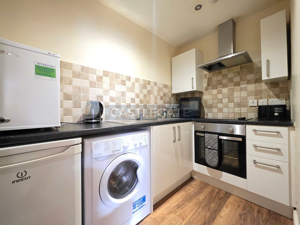 Property photo 3 of 13 Westgate Apartments, Room 6, Temple Close, Huddersfield, HD1 1Ab (7)