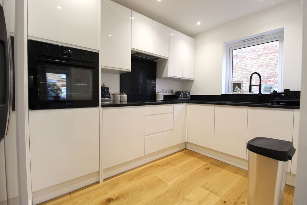 Property photo 3 of 11 Kitchen