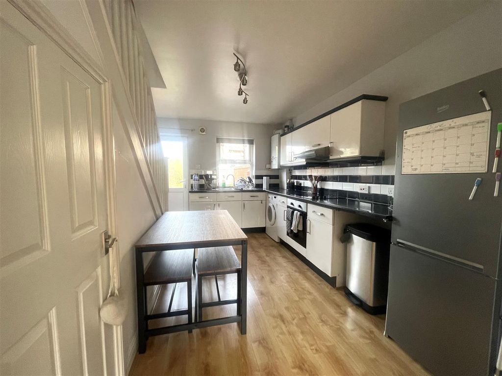 Property photo 3 of 8 Kitchen 9Hr.Jpg
