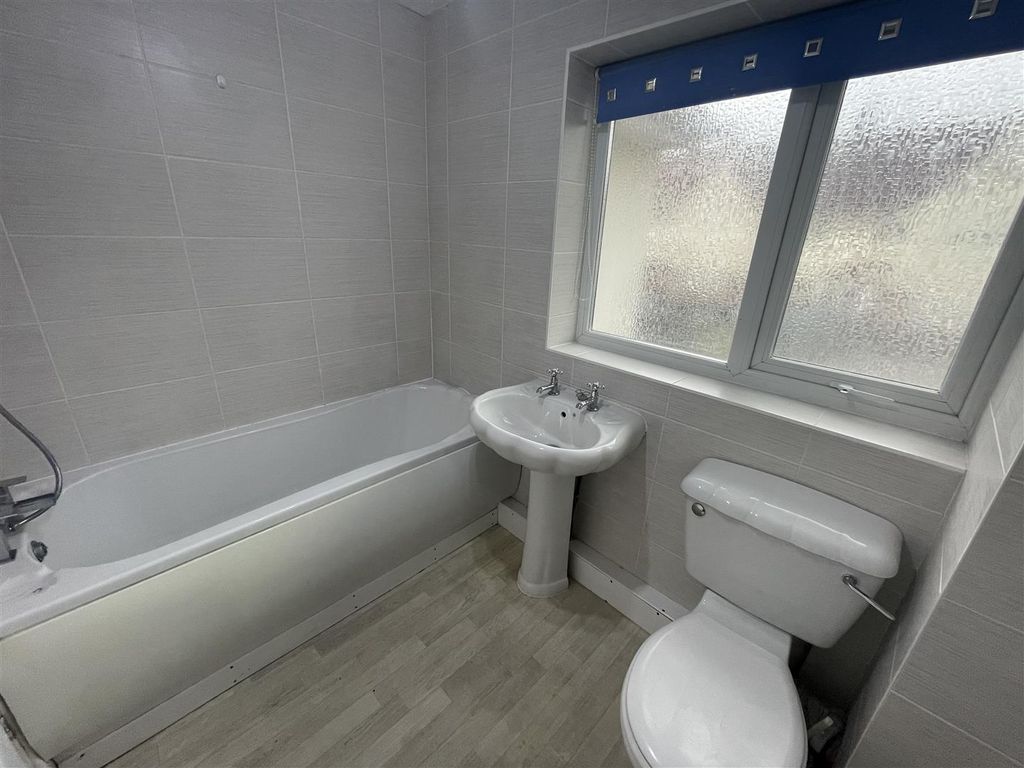 Property photo 3 of 17 15 Oval 11.Jpg