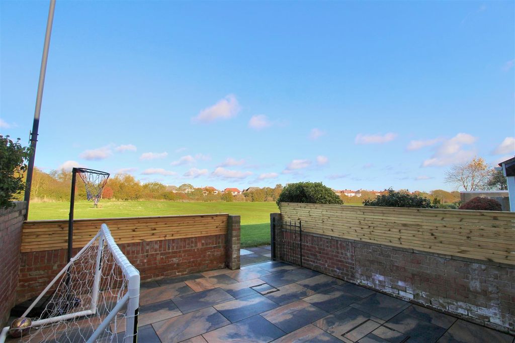 Property photo 2 of 22 Front Gardens