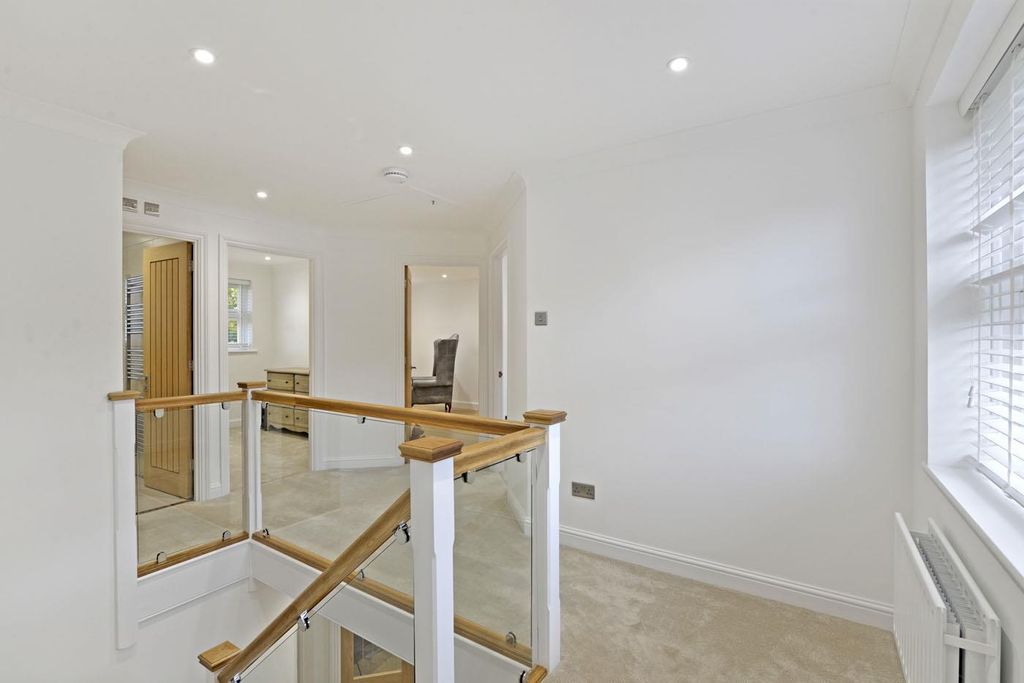 Property photo 3 of 12 Landing