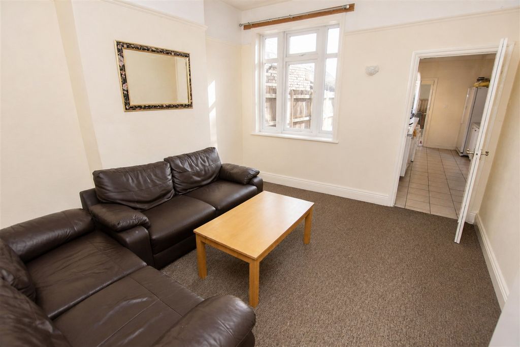 Property photo 1 of 14 Approach