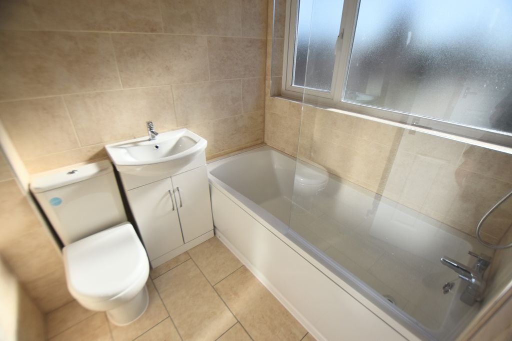 Property photo 3 of 18 19 Buckman Close Bathrrom