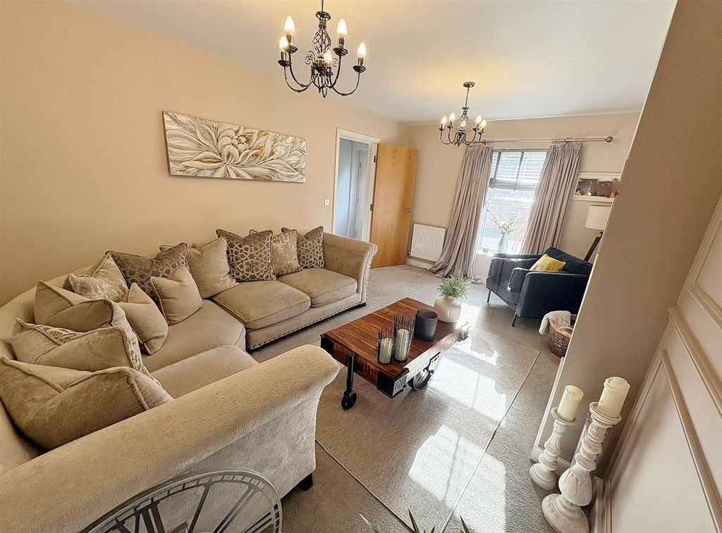 Property photo 3 of 40 Lounge