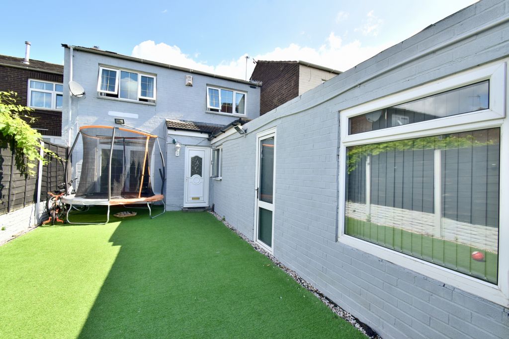Property photo 1 of 18 Smedmore Road, New Humberstone, Leicester, Le5 0Nh