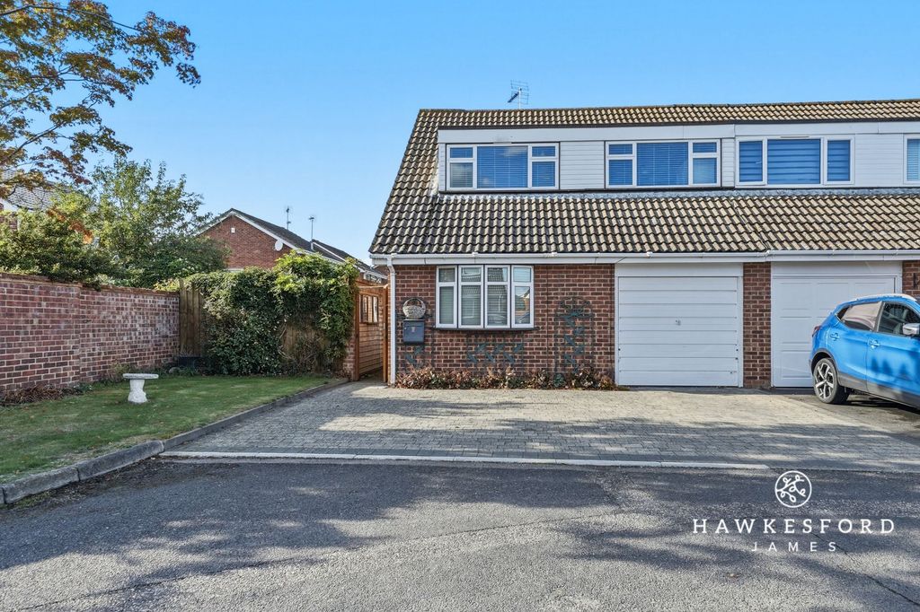 Property photo 1 of 17 Kestrel Close, Sittingbourne - Front