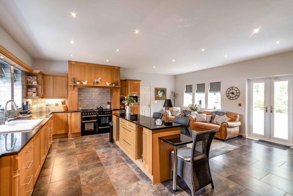 Property photo 2 of 33