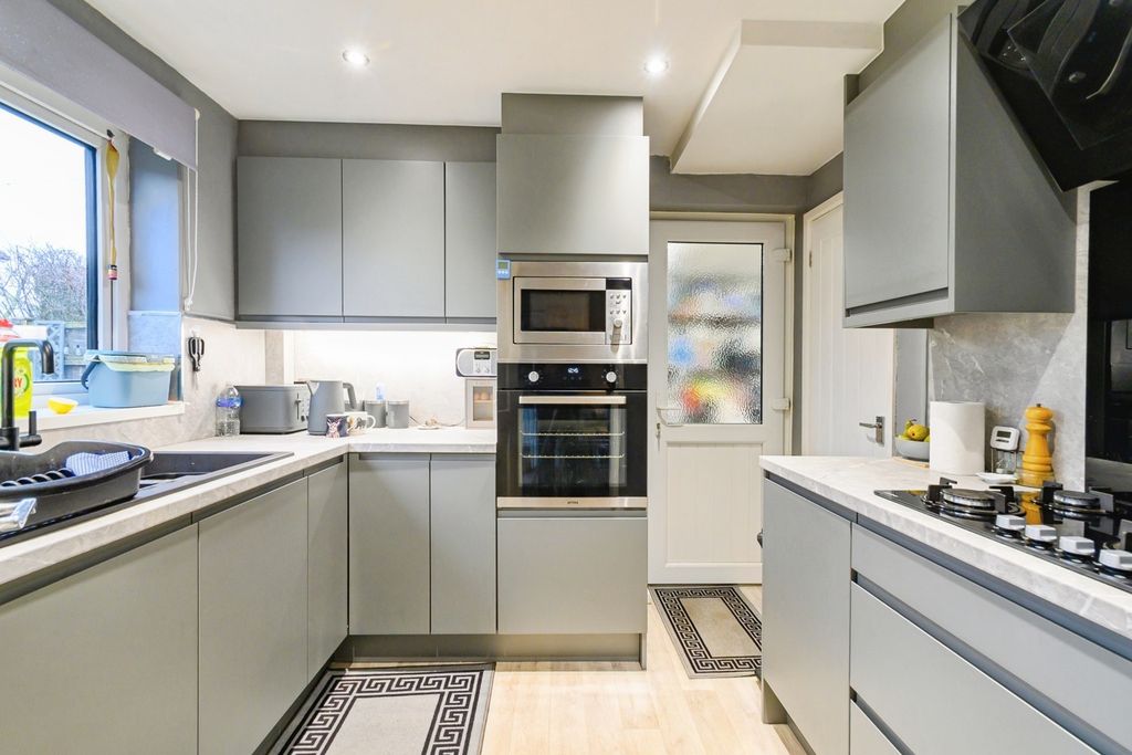 Property photo 3 of 12 Kitchen