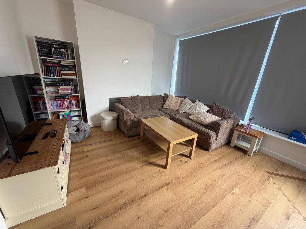 Property photo 3 of 13 Lounge (1)