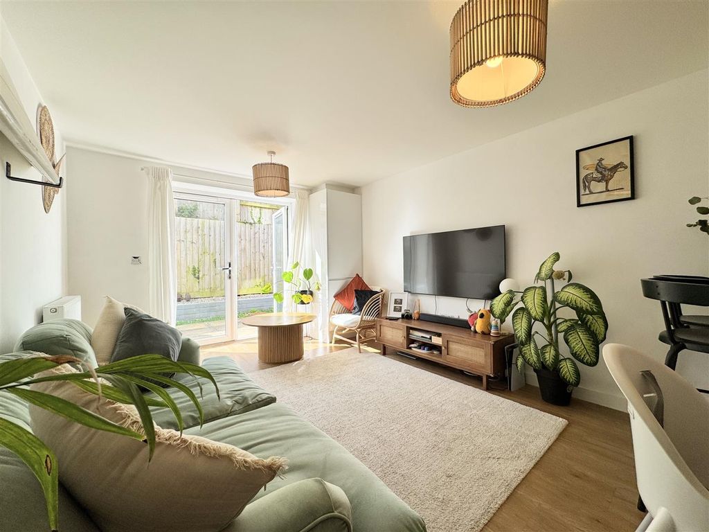 Property photo 2 of 18 Lounge