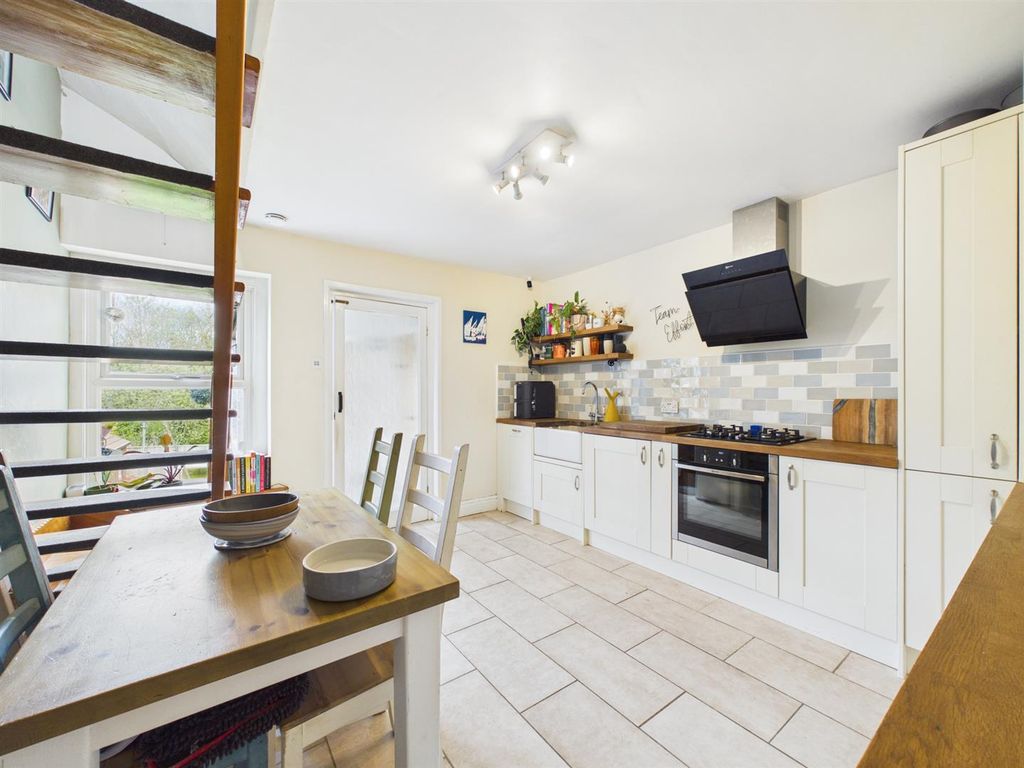 Property photo 3 of 8 Kitchen