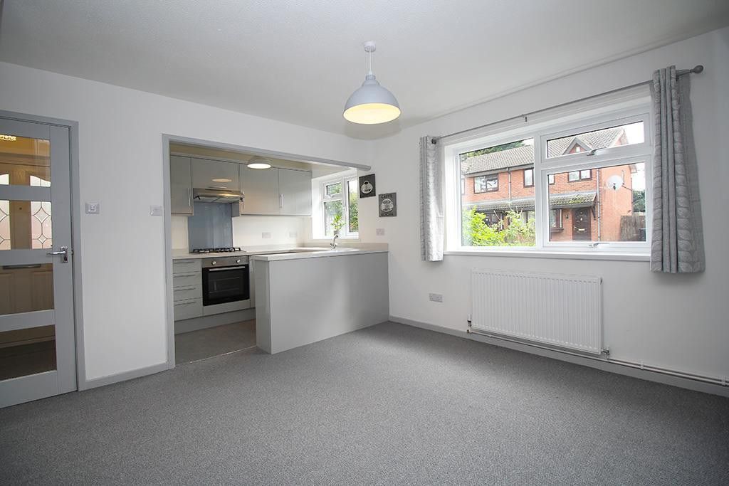 Property photo 3 of 31 Living Room