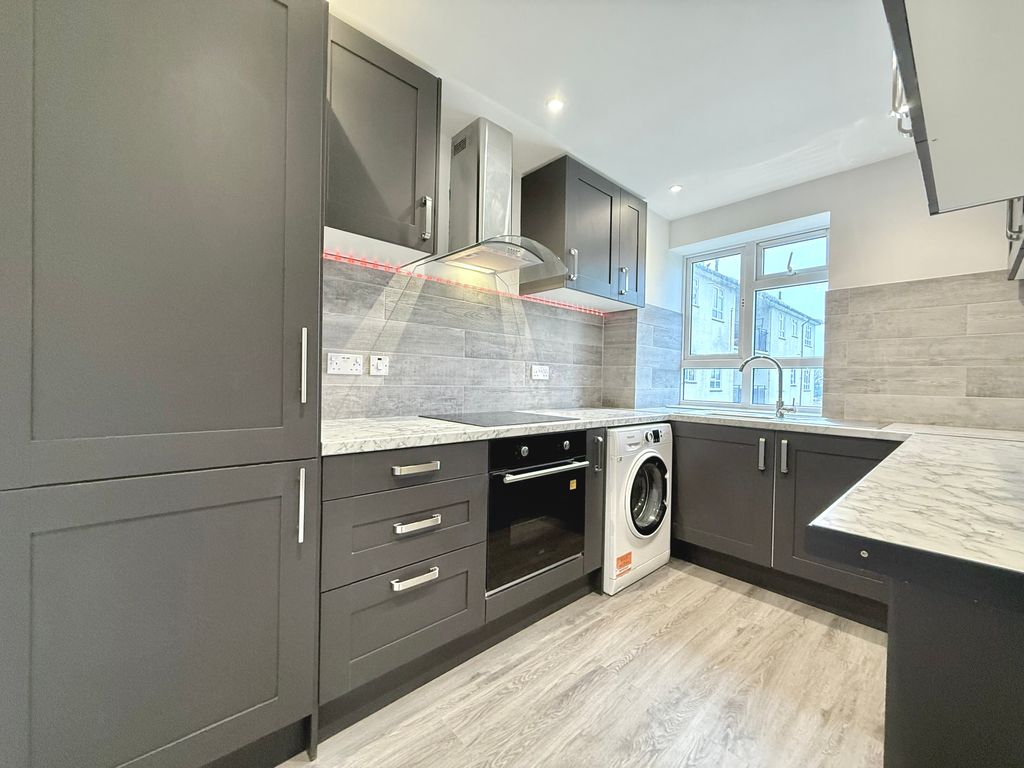 Property photo 2 of 7 Kitchen