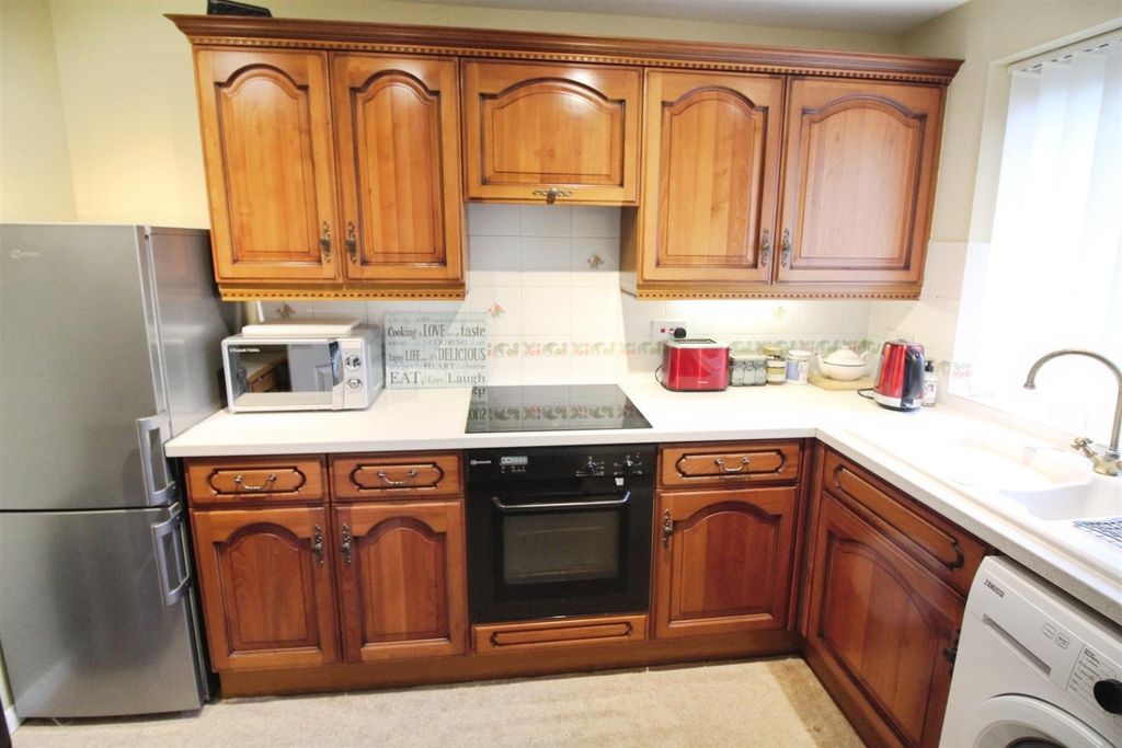 Property photo 2 of 8 Kitchen