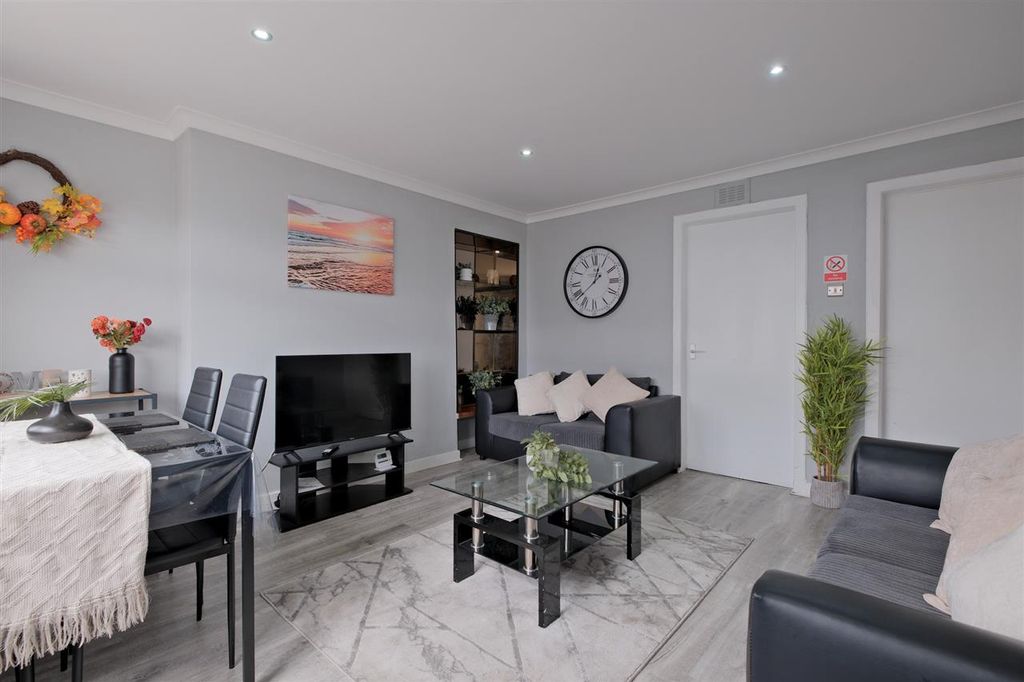 Property photo 2 of 20 Living Room / Dining