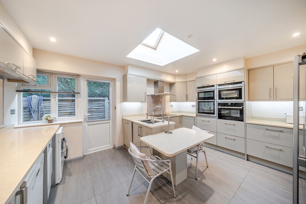 Property photo 3 of 20 1388753-19-693Fe9...