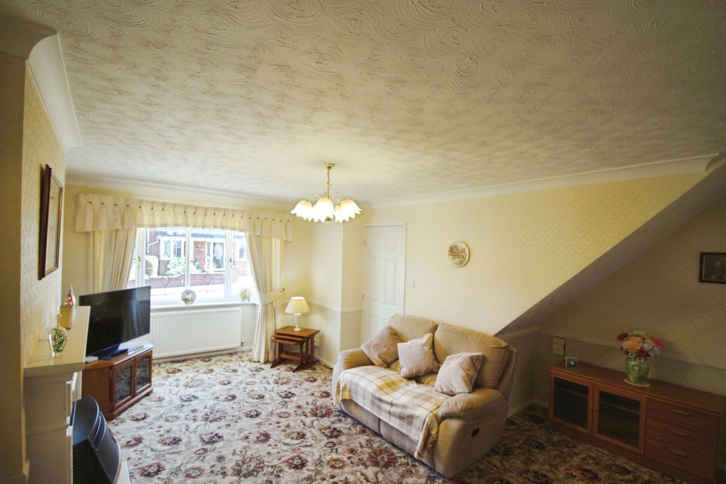 Property photo 2 of 19 Lounge