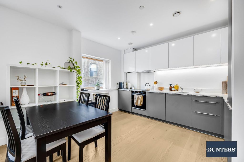 Property photo 1 of 17 Flat_1__167-169_Kingsland_Road-10.Jpg