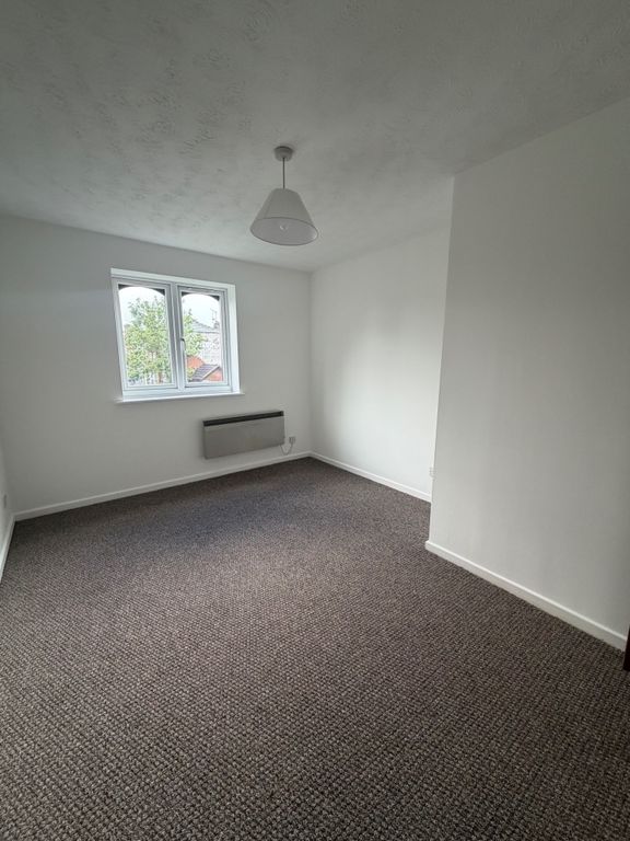 Property photo 3 of 8 Bedroom