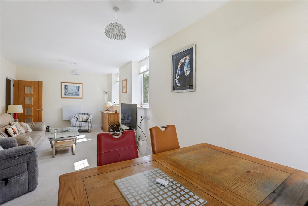 Property photo 3 of 30 06-9Cb6Ct_Mcsr_Flat 58 Watson Place_33 (1).Jpg