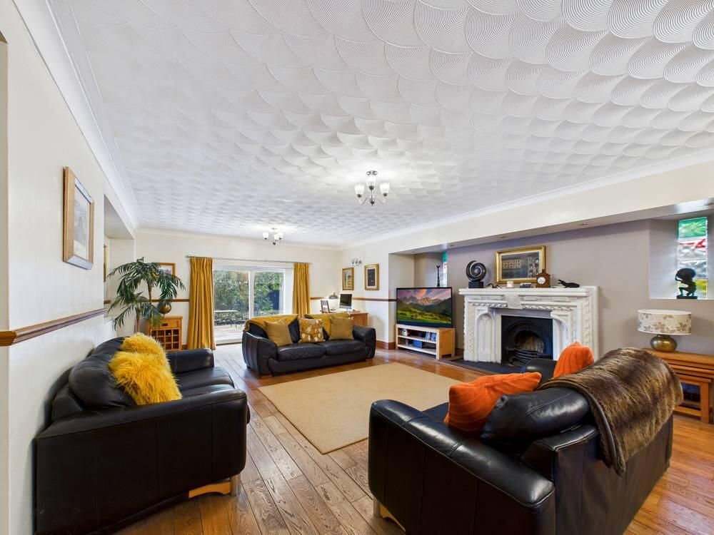 Property photo 3 of 31 Living Room