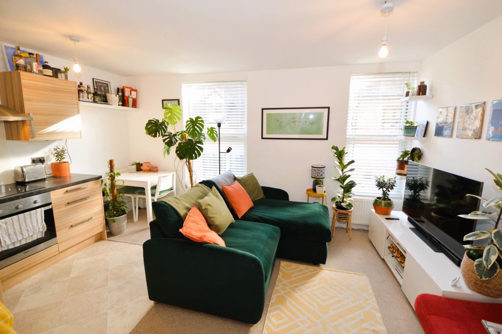 Property photo 1 of 10 Living Room/Kitchen