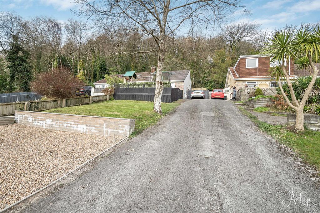 Property photo 2 of 22 Driveway