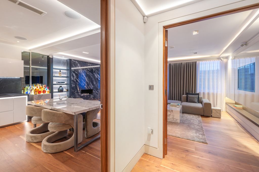 Property photo 2 of 11 D ? 8 Ennismore Gardens-54