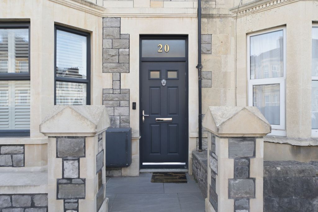 Property photo 2 of 32