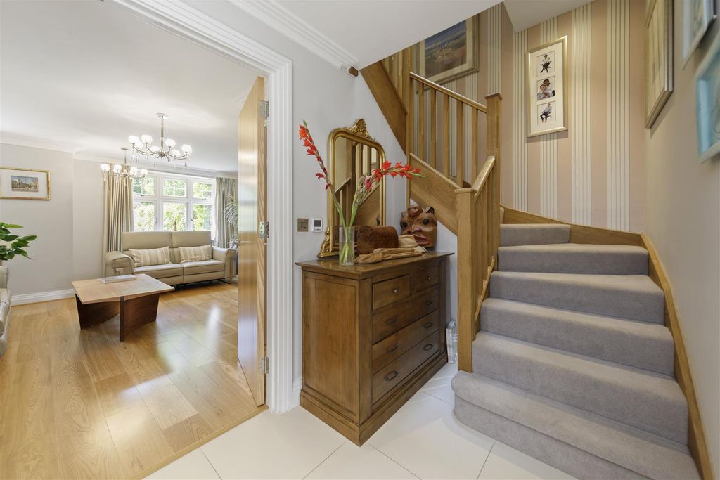 Property photo 2 of 24 6-Coplestone-Chase-Cranley-Road-Guildford-Gu1-2Jw-