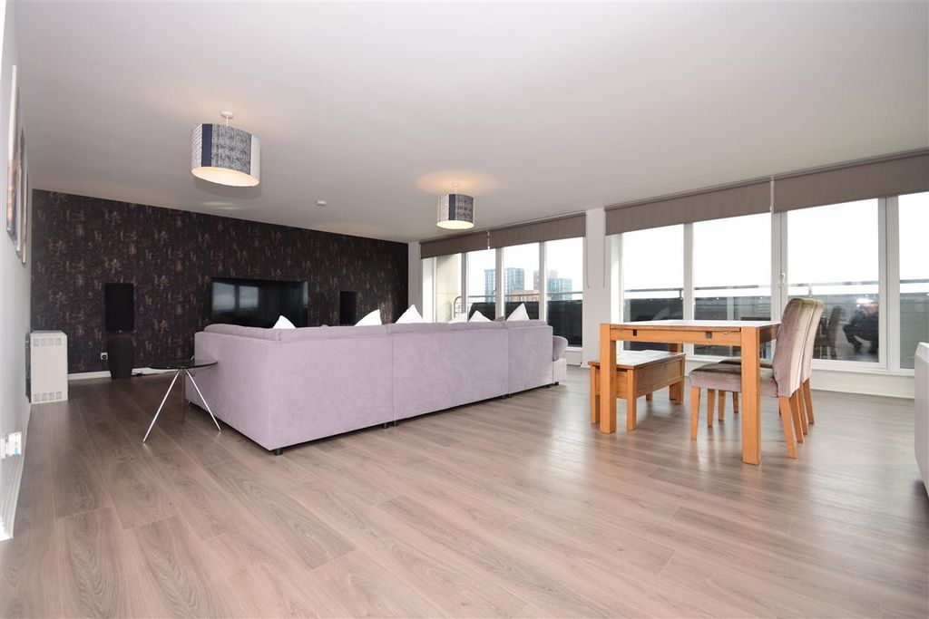 Property photo 2 of 20 Lounge / Dining