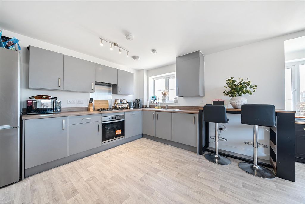 Property photo 1 of 20 Pictor Drive 2 Bedroom Flat For Sale By Guildcrest
