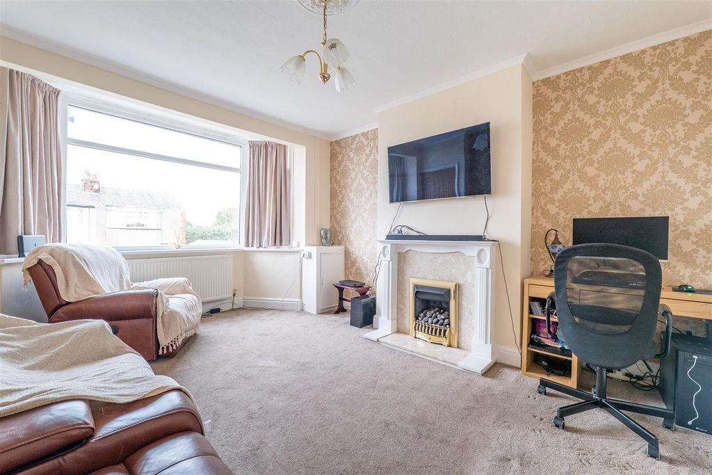 Property photo 2 of 19 Lounge