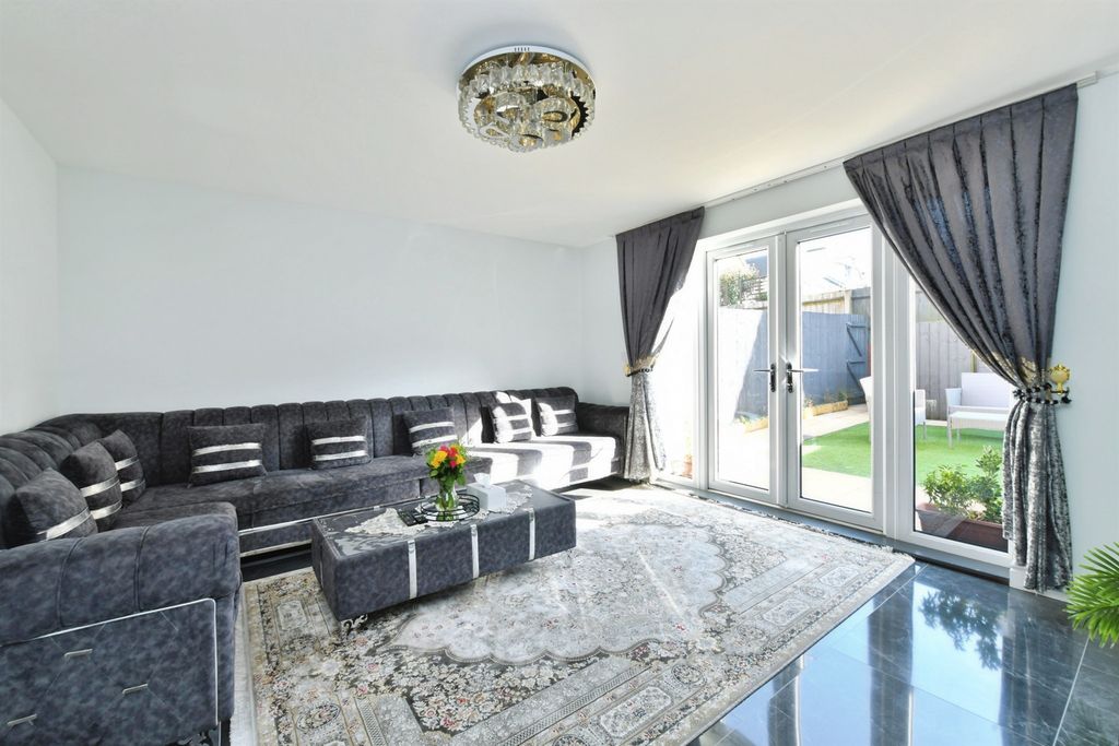 Property photo 2 of 20