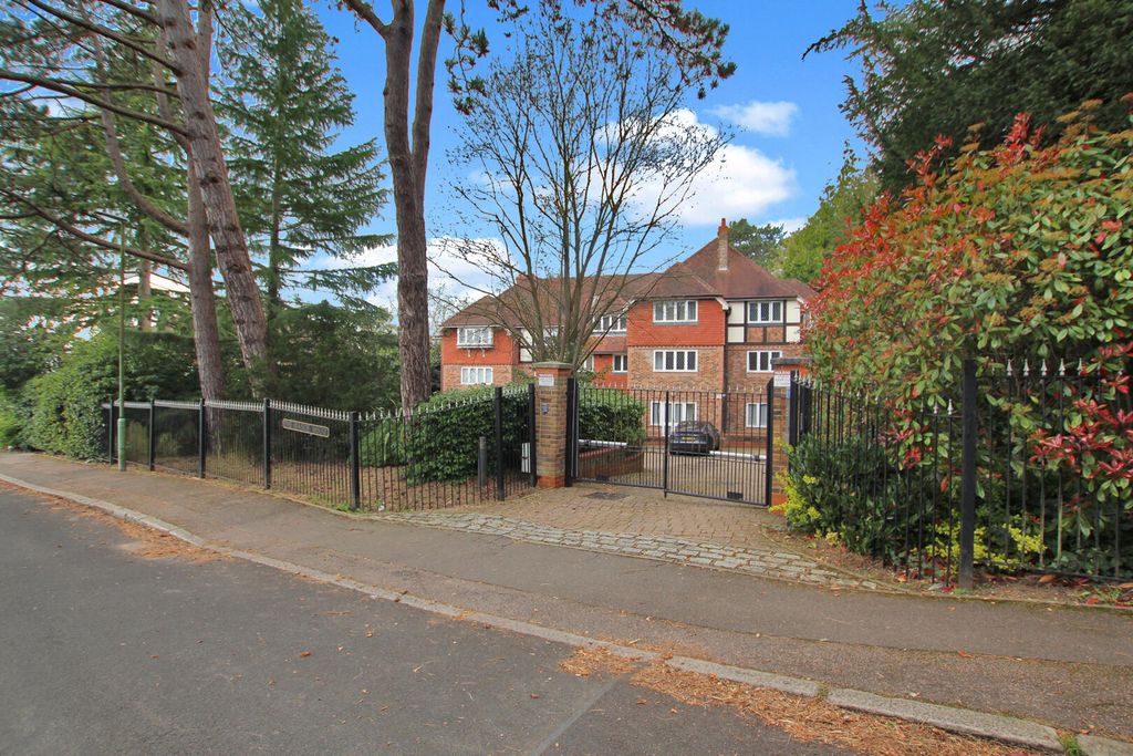 Property photo 1 of 12 Front (Exterior)