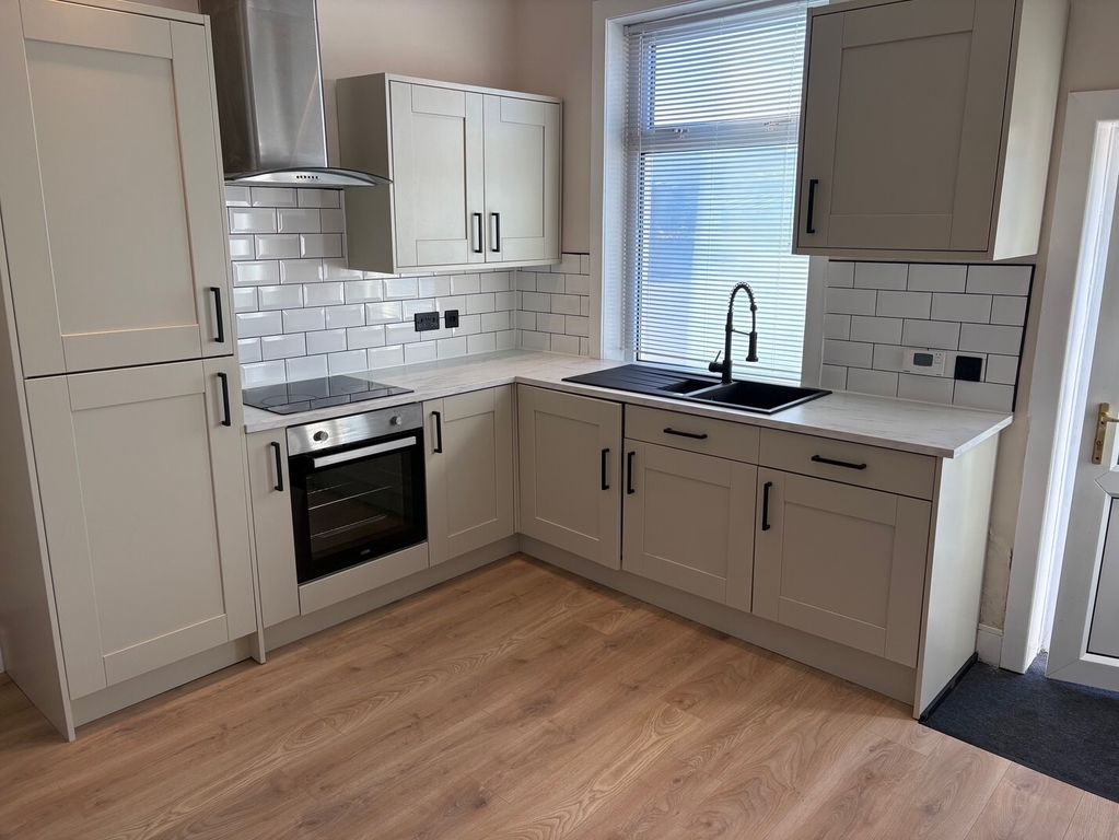 Property photo 2 of 8 Fitted Kitchen