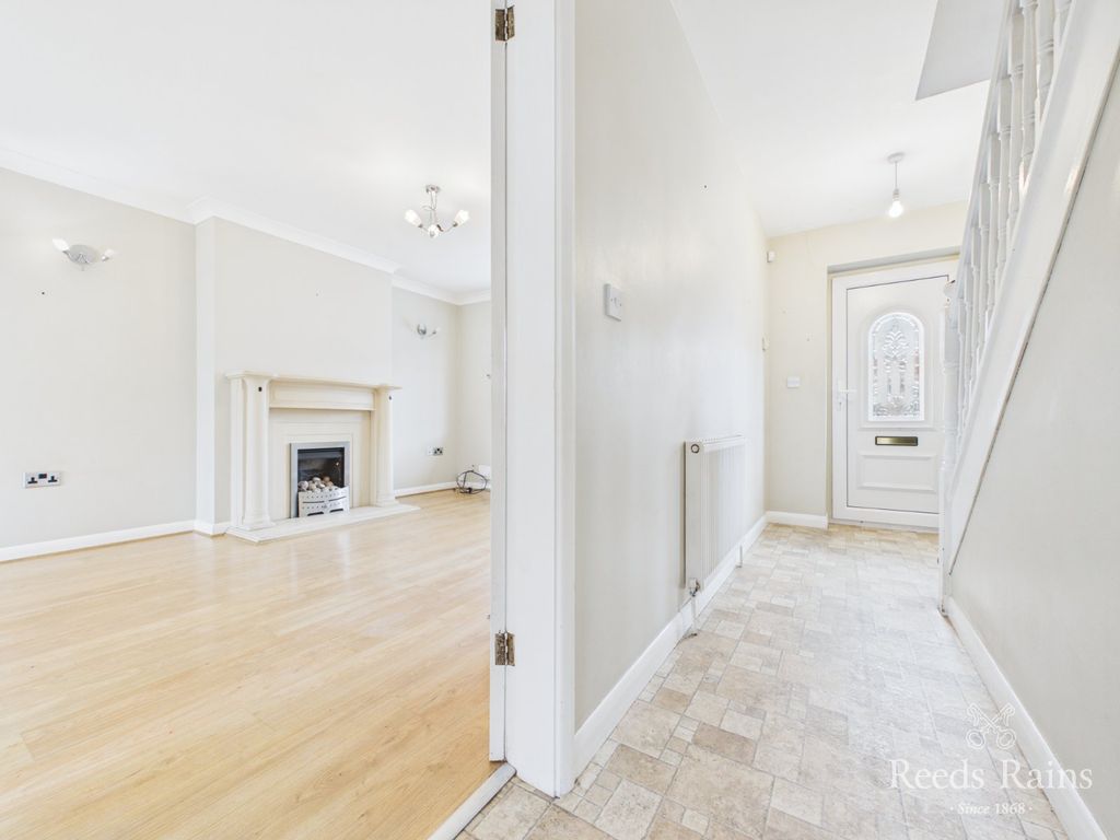 Property photo 2 of 16 Entrance Hall