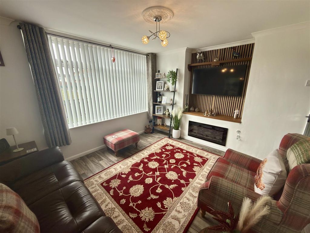 Property photo 2 of 15 Lounge