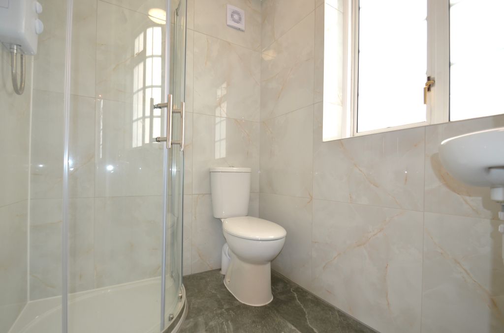 Property photo 2 of 3 R4 Bathroom