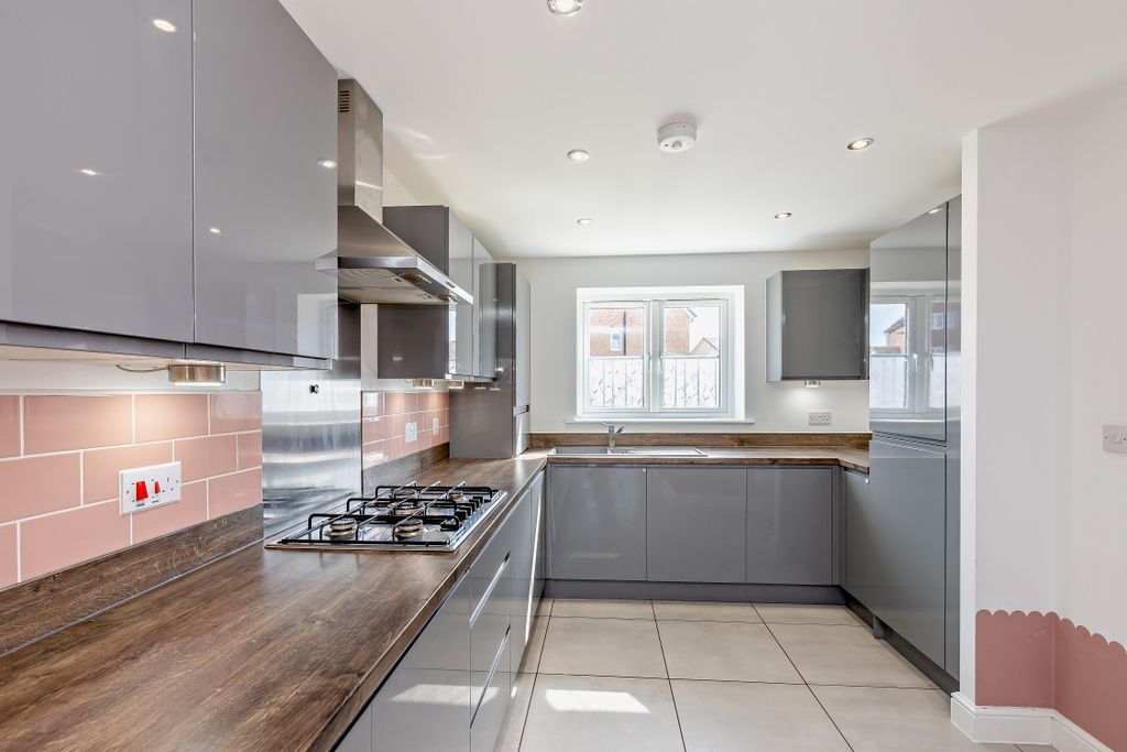 Property photo 3 of 18 Kitchen
