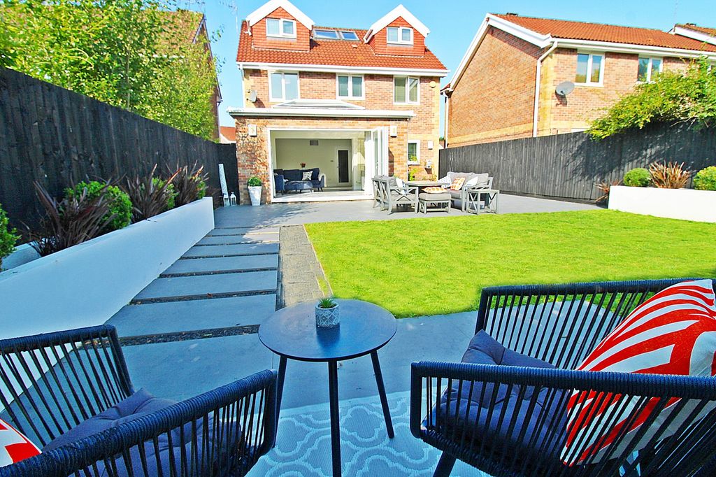 Property photo 2 of 40 Rear Garden