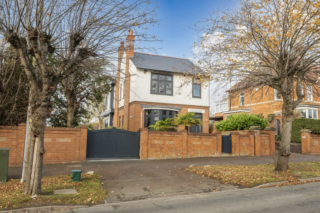 Property photo 1 of 32