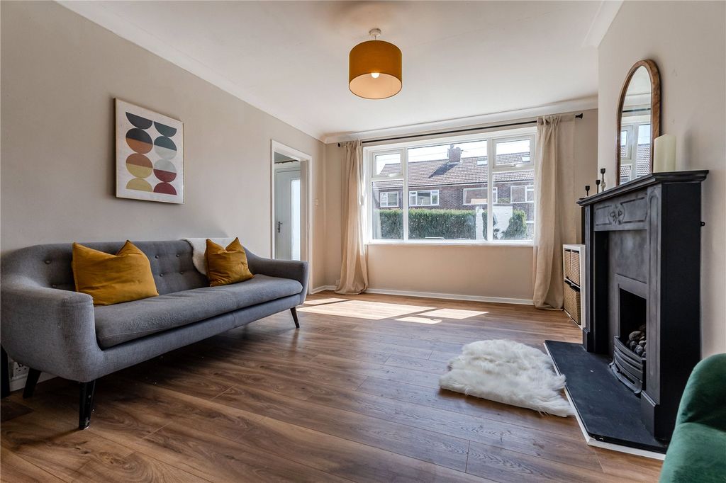 Property photo 3 of 17 Lounge