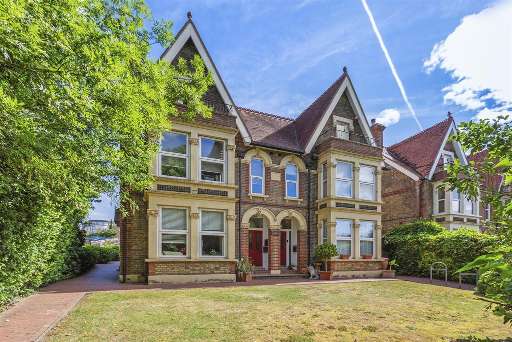 Property photo 1 of 13 Flat 8, 123 London Rd, Hp11 1BT-12.Jpg