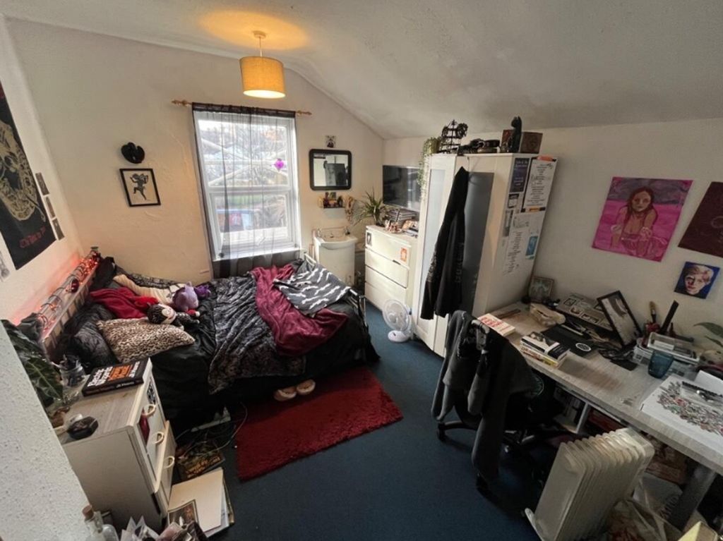 Property photo 3 of 12 A Cozy Double Bedroom With A Vibrant Atmosphere, P...