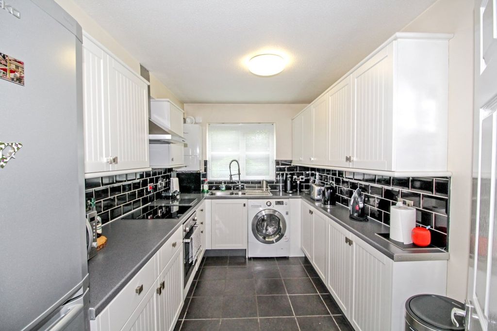 Property photo 2 of 11 Kitchen