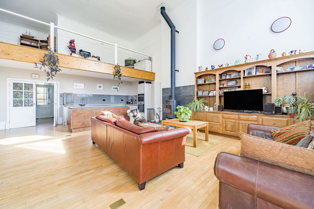 Property photo 2 of 23