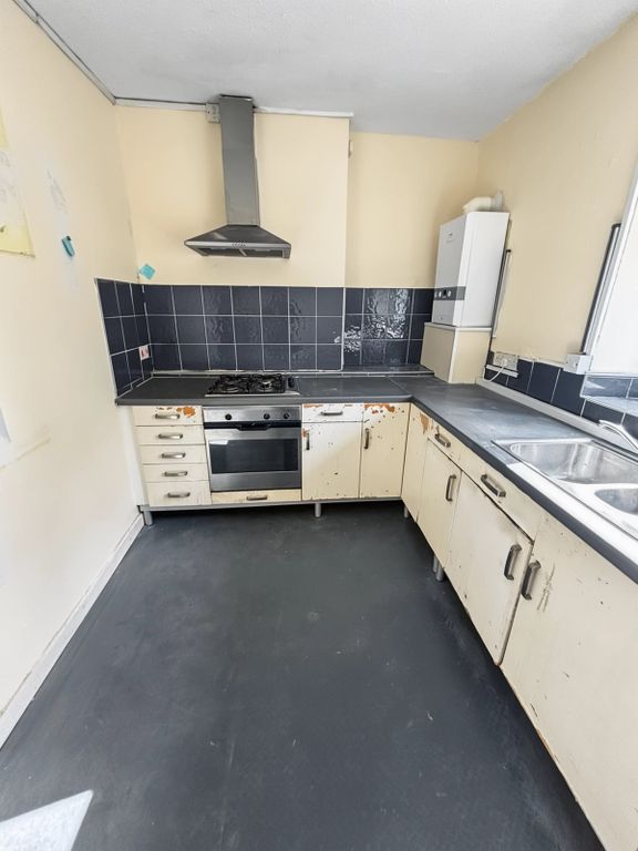 Property photo 3 of 8 Kitchen