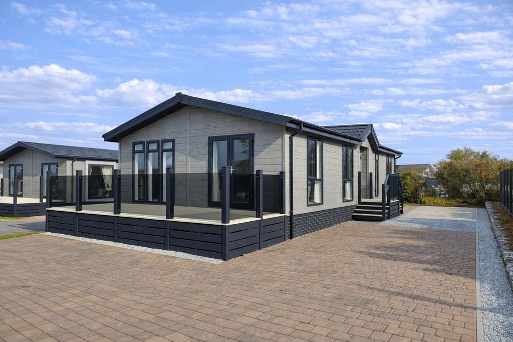 Property photo 1 of 13 External